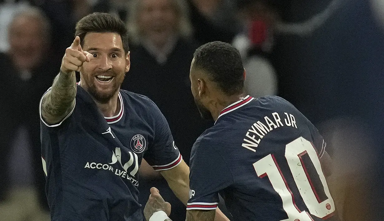 Penyerang PSG, Lionel Messi berselebrasi dengan Neymar usai mencetak gol ke gawang Manchester City pada pertandingan grup A Liga Champions di Parc des Princes di Paris, Rabu (29/9/2021). PSG menang atas Manchester City dengan skor 2-0. (AP Photo/Christophe Ena)