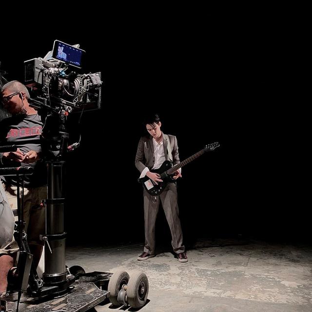 Tampil Keren, Ini 7 Potret Maxime Bouttier saat Jadi Anak Band