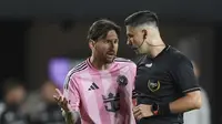 Penyerang Inter Miami, Lionel Messi, terlibat perselisihan dengan wasit&nbsp;Rosendo Mendoza saat timnya bermain imbang 2-2 kontra New York City FC pada laga pembuka MLS 2025 di&nbsp;Chase Stadium, Florida, Minggu (23/2/2025) pagi WIB. (AP Photo/Rebecca Blackwell)