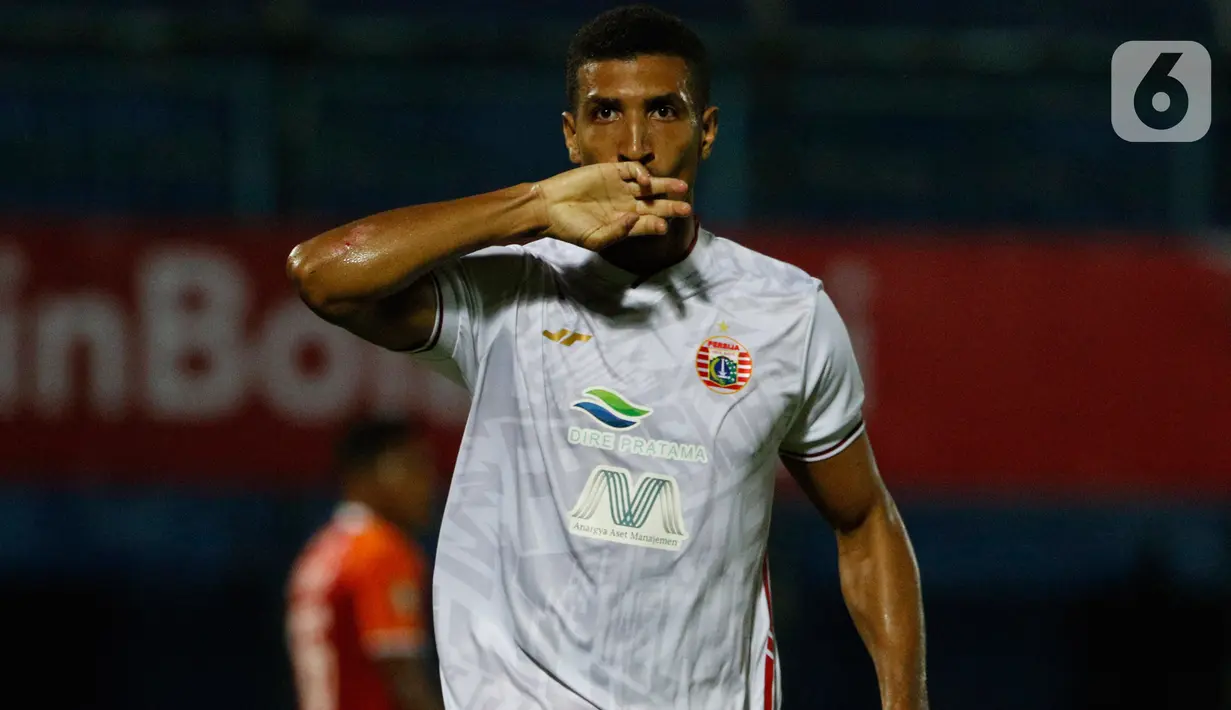 Selebrasi pemain Persija Jakarta, Yann Motta Pinto usai berhasil menjebol gawang Borneo FC Samarinda dalam pertandingan Babak Penyisihan Grup B Piala Menpora 2021 di Stadion Kanjuruhan, Malang, Sabtu (27/3/2021). Persija menang telak atas Borneo FC Samarinda 4-0. (Bola.com/Ikhwan Yanuar)