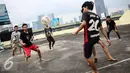 Sejumlah remaja bermain futsal di atas gedung di Pasar Mampang, Jakarta, Rabu (12/7). Masih kurangnya lahan bermain di Jakarta, membuat warga khususnya anak-anak memanfaatkan fasilitas yang bukan peruntukannya. (Liputan6.com/Faizal Fanani)