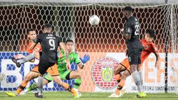 Persib Bandung semakin tak terbendung pada menit ke-34 setelah menambah gol melalui Wander Luiz. Wander Luiz yang tak terkawal kemudian berlari dan menyelesaikannya tugasnya dengan baik dan berhasil mengecoh kiper Aji Bayu. (Bola.com/Bagaskara Lazuardi)