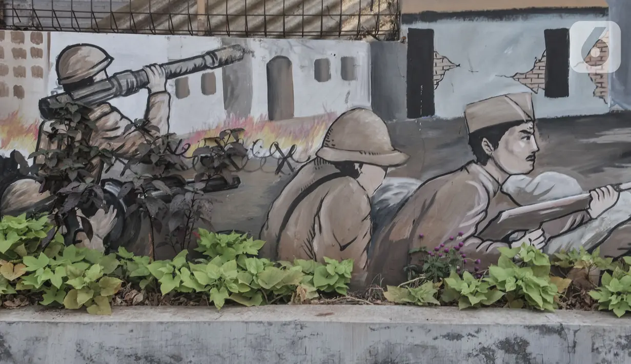 Mural bertemakan Perjuangan Kemerdekaan Republik Indonesia terlihat di Jalan Pluit Raya III, Jakarta, Senin (10/8/2020). Mural itu diharapkan menjadi media agar masyarakat selalu mengingat sejarah dan menghargai jasa para pahlawan dalam memerdekakan Tanah Air. (merdeka.com/Iqbal Nugroho)