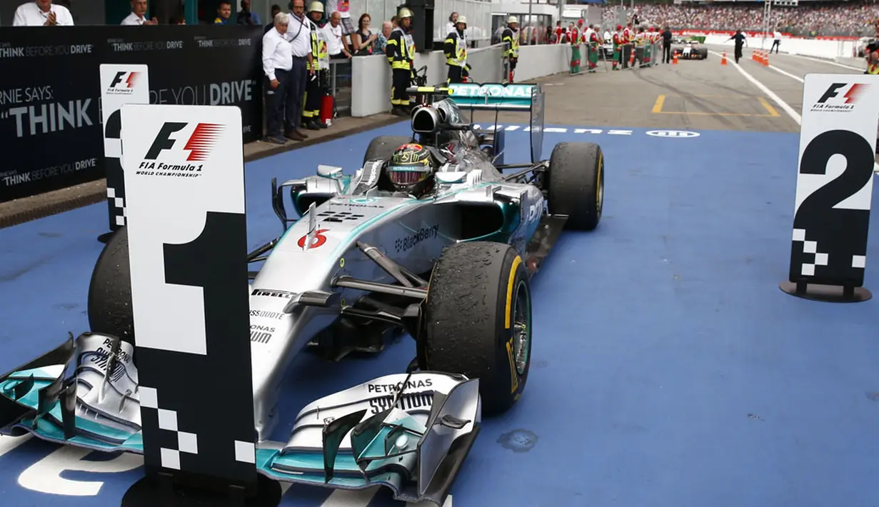 Pembalap F1 dari tim Mercedes, Nico Rosberg, tampil tercepat di GP Jerman yang dihelat di Sirkuit Hockenheim, (20/7/2014), dengan total catatan waktu 1 jam 33 menit 42,914 detik. (REUTERS/Michael Dalder)