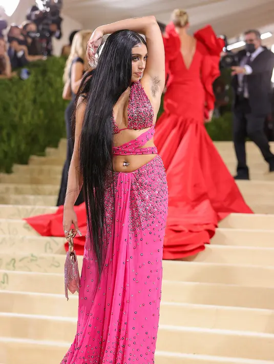 Lourdes Leon, putri penyanyi Madonna, menghadiri gelaran Met Gala 2021 di Metropolitan Museum of Art, New York pada 13 September 2021. Lourdes Leon tampak berpose mengangkat lengan dan memamerkan bulu ketiaknya. (Theo Wargo/Getty Images/AFP)