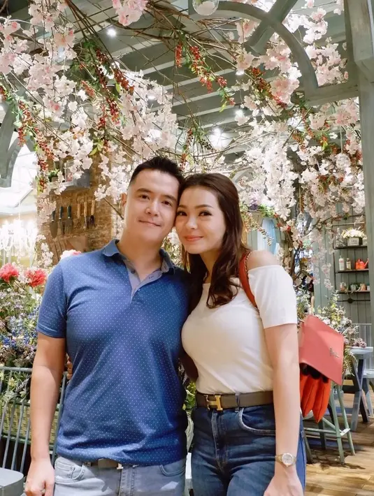 <p>Satu dekade menikah, Maya Septha dan Krisna Wardhana masih terlihat bak pengantin baru. Bahkan tak segan memamerkan potret kemesraan mereka. (FOTO: instagram.com/mayaseptha7/)</p>
