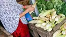 Warga membeli kebutuhan pangan di Pasar Lembang, Tangerang, Banten, Selasa (4/5/2021). Kepala Badan Ketahanan Pangan Kementerian Pertanian memastikan pasokan pangan cukup sepanjang Ramadhan dan Idul Fitri. (Liputan6.com/Angga Yuniar)