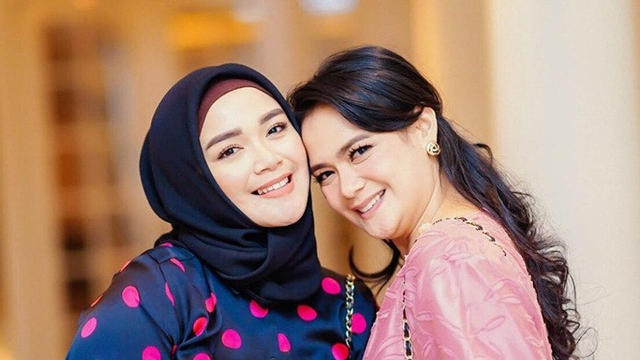 Sering Dikira Kembar, Ini 7 Potret Kebersamaan Shezy dan Sheza Idris
