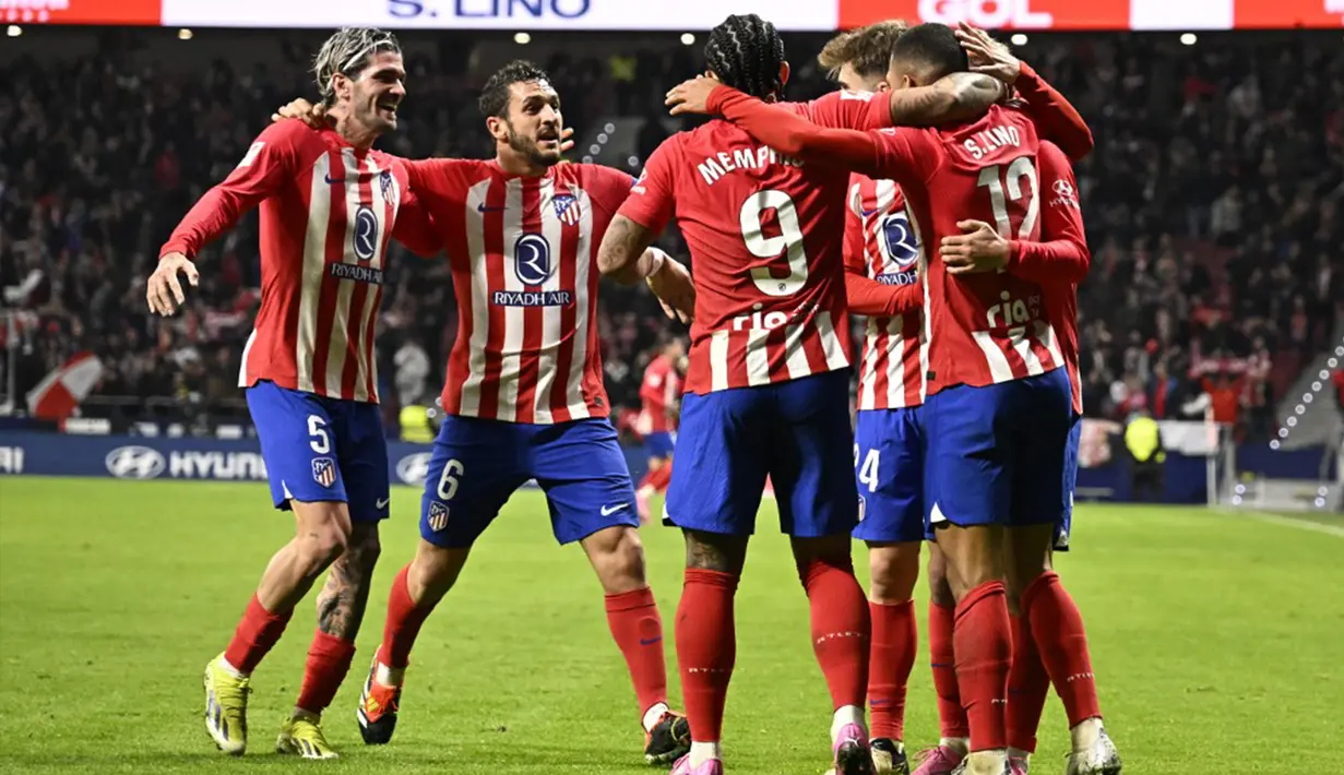 Atletico Madrid baru bisa mencetak gol pada menit keempat injury time babak pertama lewat sepakan keras Samuel Lino. Selanjutnya, Atletico Madrid menggandakan keunggulan pada menit ke-57 lewat Memphis Depay yang menanduk bola umpan silang Nahuel Molina. (JAVIER SORIANO/AFP)