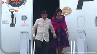 Presiden Filipina Bongbong Marcos bersama istrinya, Louise Marcos tiba di Bandara Komodo, Labuan Bajo, Nusa Tenggara Timur pada Selasa (9/5/2023) untuk menghadiri KTT ke-42 ASEAN 2023. (Tangkapan Layar Youtube Setpres RI)