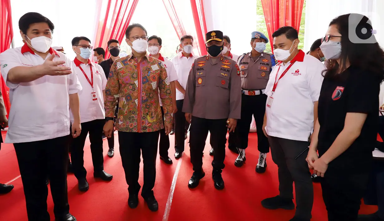 Menteri Kesehatan Budi Gunadi Sadikin (baju batik), Direktur Mayora Group David Atmadja (kiri) dan Kapolda Metro Jaya Irjen. Pol. Muhammad Fadil Imran meninjau vaksinasi massal di Kantor Mayora Head Office di Jalan Daan Mogot, Jakarta, Rabu (23/6/2021). (Liputan6.com/HO/Mayora)
