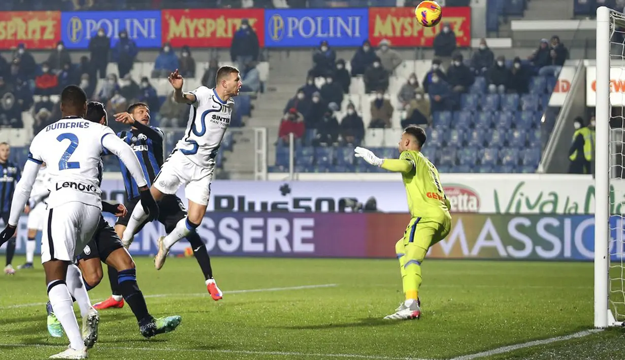 Pemain Inter Milan Edin Dzeko menyundul bola saat melawan Atalanta pada pertandingan sepak bola Liga Italia di Stadion Gewis, Bergamo, Italia, 16 Januari 2022. Pertandingan berakhir imbang 0-0. (Spada/LaPresse via AP)
