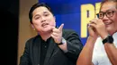 Ketua Umum PSSI, Erick Thohir berbincang dengan Ketua Badan Tim Nasional (BTN) Sumardji saat konferensi pers mengenai perkembangan Timnas Indonesia Putri yang berlangsung di Stadion Utama Gelora Bung Karno (SUGBK), Senayan, Jakarta, Sabtu (21/09/2024). (Bola.com/Bagaskara Lazuardi)