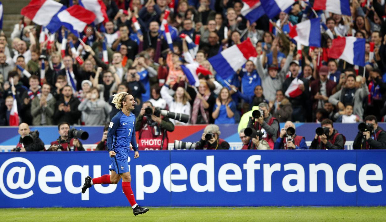 Pemain Prancis, Antoine Griezmann merayakan golnya ke gawang Belarusia pada kualifikasi Piala Dunia 2018 grup A di Stade de France stadium, Saint-Denis (10/10/2017). Prancis menang 2-1. (AP/Christophe Ena)