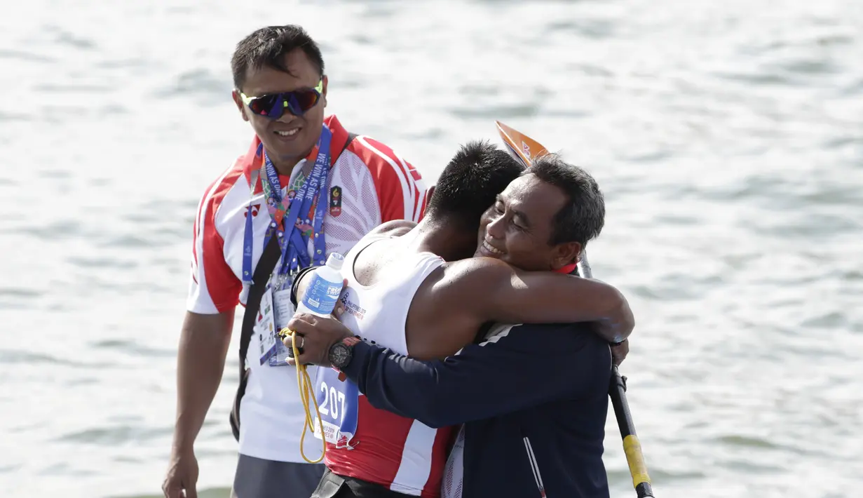 Atlet canoe Indonesia, Maizir Ryondra, melakukan selebrasi usai tampil pada nomor 1000 meter SEA Games 2019 di Subic, Filipina, Jumat (6/12). Dirinya berhasil meraih medali emas dengan catatan waktu 3 menit 55,841 detik. (Bola.com/M Iqbal Ichsan)