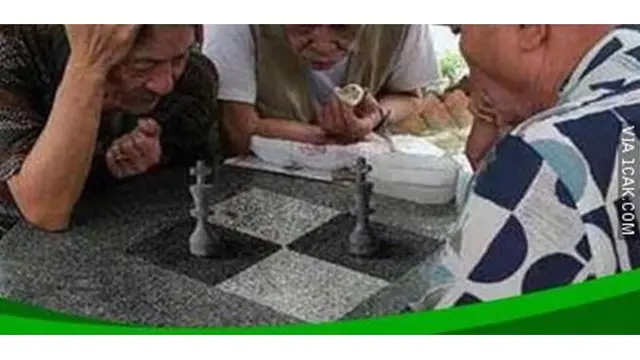 6 Momen Kocak Bapak-Bapak saat Main Catur Ini Bikin Tepuk Jidat