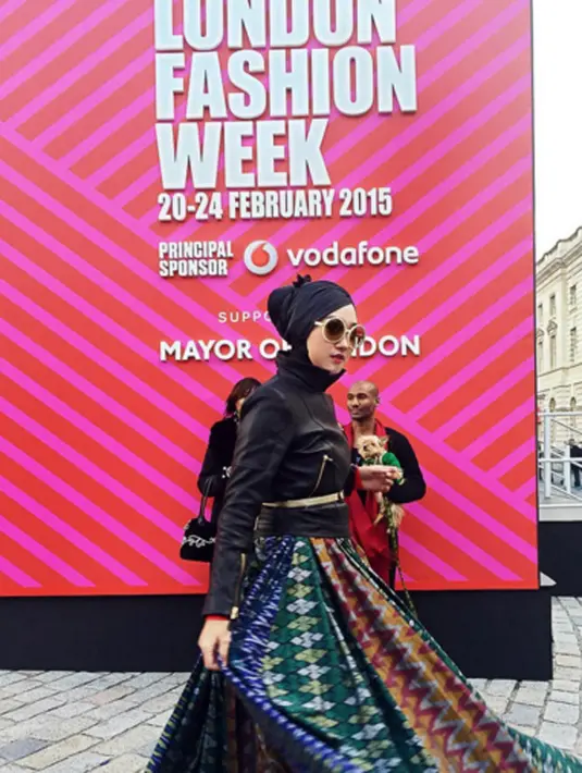 Pada awalnya Dian Pelangi tidak menyangka rancangan fesyen miliknya sampai ke luar negri. (viainstagram@dianpelangi/Bintang.com)