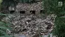 Sampah menumpuk dan menutupi sebagian aliran Kali Baru di kawasan Cibinong, Bogor, Jawa Barat, Senin (11/3). Perilaku buruk warga yang membuang sampah sembarangan menyebabkan kondisi kali dipenuhi sampah rumah tangga. (Liputan6.com/Immanuel Antonius)
