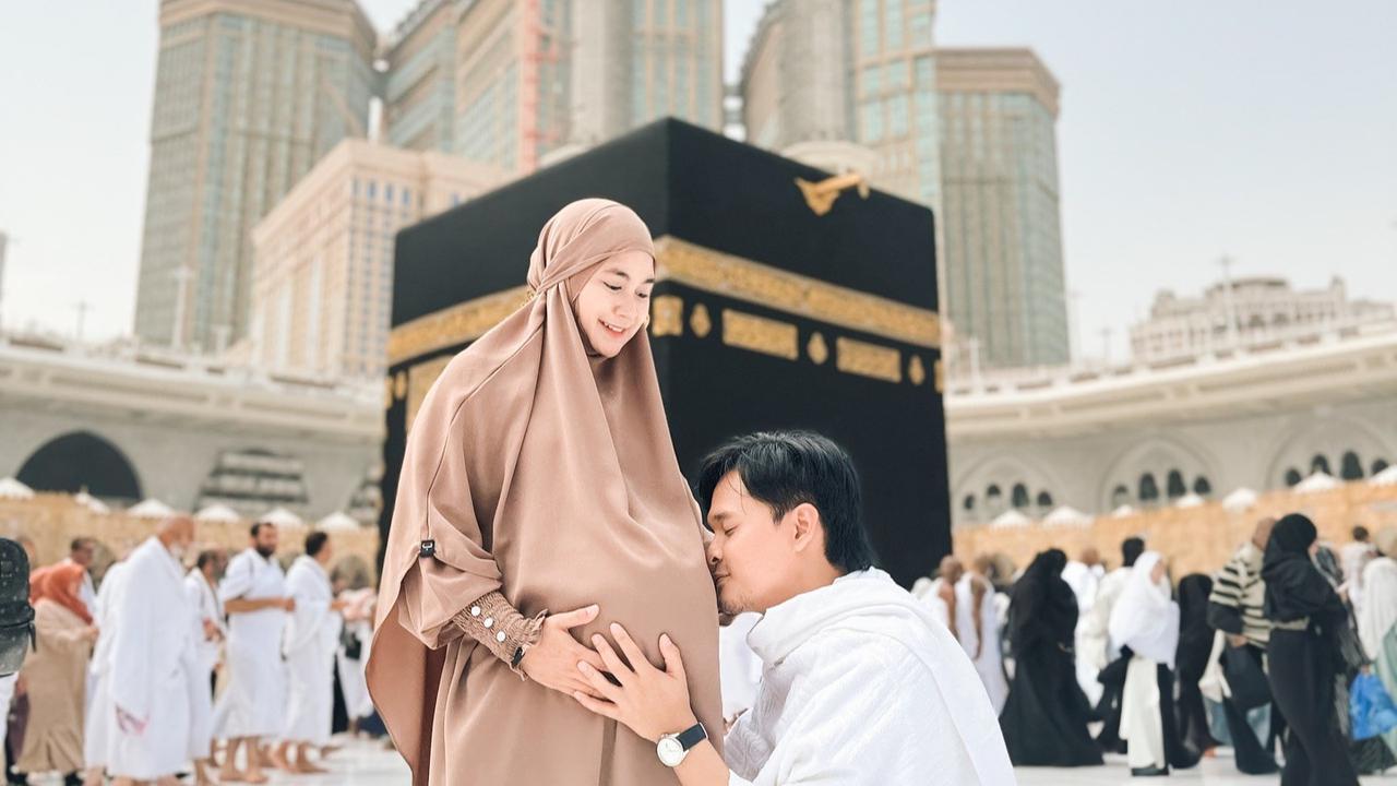 Potret Anisa Rahma dan Suami Umrah