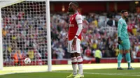 Penyerang Arsenal, Alexandre Lacazette berselebrasi usai mencetak gol ke gawang Tottenham Hotspur pada pertandingan Liga Inggris di stadion Emirates di London (1/9/2019). Arsenal bermain imbang 2-2 atas Tottenham. (AP Photo/Alastair Grant)