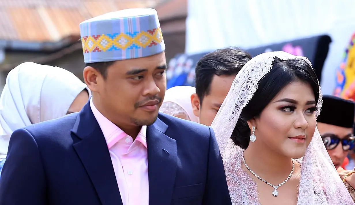 Sekitar pukul 11.15 WIB, Kahiyang Ayu resmi menyandang marga Siregar. Ditandai dengan pemukulan gondang sebanyak tiga kali dan juga lemparan beras kuning. Kini, Kahiyang resmi menjadi bagian dari keluarga Bobby Nasution. (Deki Prayoga/Bintang.com)