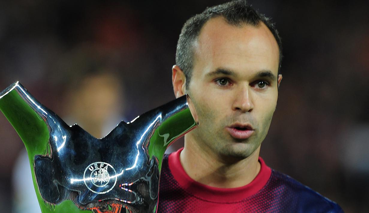 Andres Iniesta. Gelandang Spanyol ini meraih trofi pemain terbaik Eropa pada musim 2011/2012 usai membawa Timnas Spanyol juara Euro 2012 dan membawa Barcelona juara Copa del Rey. Trofi Ballon d'Or 2012 diraih Lionel Messi usai mengungguli Cristiano Ronaldo dan dirinya. (AFP/Lluis Gene)