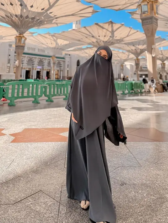 Ria Ricis tampil dengan gamis dan hijab bercadar berwarna abu-abu. Mana penampilan gamis polos para artis yang jadi favoritmu, Sahabat FIMELA? [Foto: Instagram/riaricis1795]