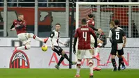 Pemain AC Milan Ante Rebic (kiri) mencetak gol ke gawang Juventus pada pertandingan Coppa Italia di Stadion San Siro, Milan, Italia, Kamis (13/2/2020). Pertandingan berakhir 1-1. (AP Photo/Luca Bruno)