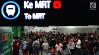 Antrean calon penumpang saat membeli tiket untuk menggunakan layanan transportasi Moda Raya Terpadu (MRT) di Stasiun Bundaran HI, Jakarta, Rabu (3/4). Layanan MRT dimulai pukul 05.30 WIB hingga 22.01 WIB. (merdeka.com/Imam Buhori)