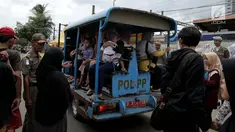 Warga menaiki mobil Satpol PP menelusuri Pasar Tanah Abang di jalan Jatibaru Raya, Jakarta, Selasa (30/1). Layanan jasa angkut dari Satpol PP ini diberikan lantaran bus TransJakarta Tanah Abang Explorer. (Liputan6.com/Gempur M Surya)