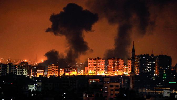 Kepulan asap terlihat membumbung dari Gaza City menyusul serangan udara Israel, Rabu (8/8). Sirene dibunyikan di beberapa daerah dekat perbatasan dengan Gaza, memperingatkan warga untuk mencari tempat perlindungan segera. (MAHMUD HAMS/AFP)