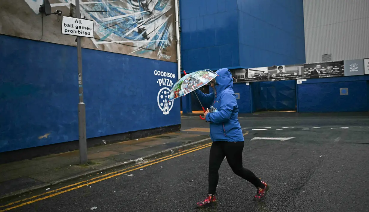 Peringatan dari Met Office juga menunjukkan potensi kerusakan pada bangunan dan gangguan pada perjalanan, sehingga keselamatan pemain dan penonton menjadi prioritas utama. (AFP/Paul Ellis)
