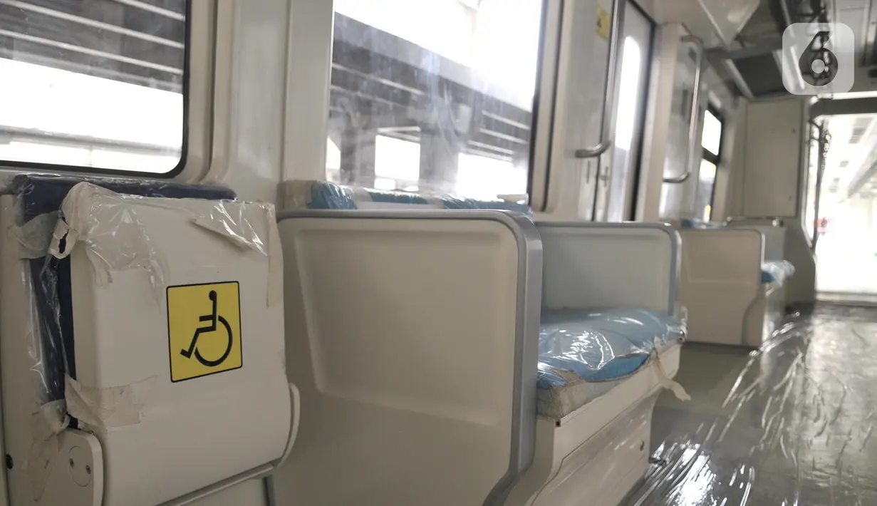 Kursi prioritas atau khusus penumpang disabilitas di gerbong kereta LRT Jabodebek di Stasiun Harjamukti, Depok, Jawa Barat (13/10/2019). (merdeka.com/Iqbal S. Nugroho)