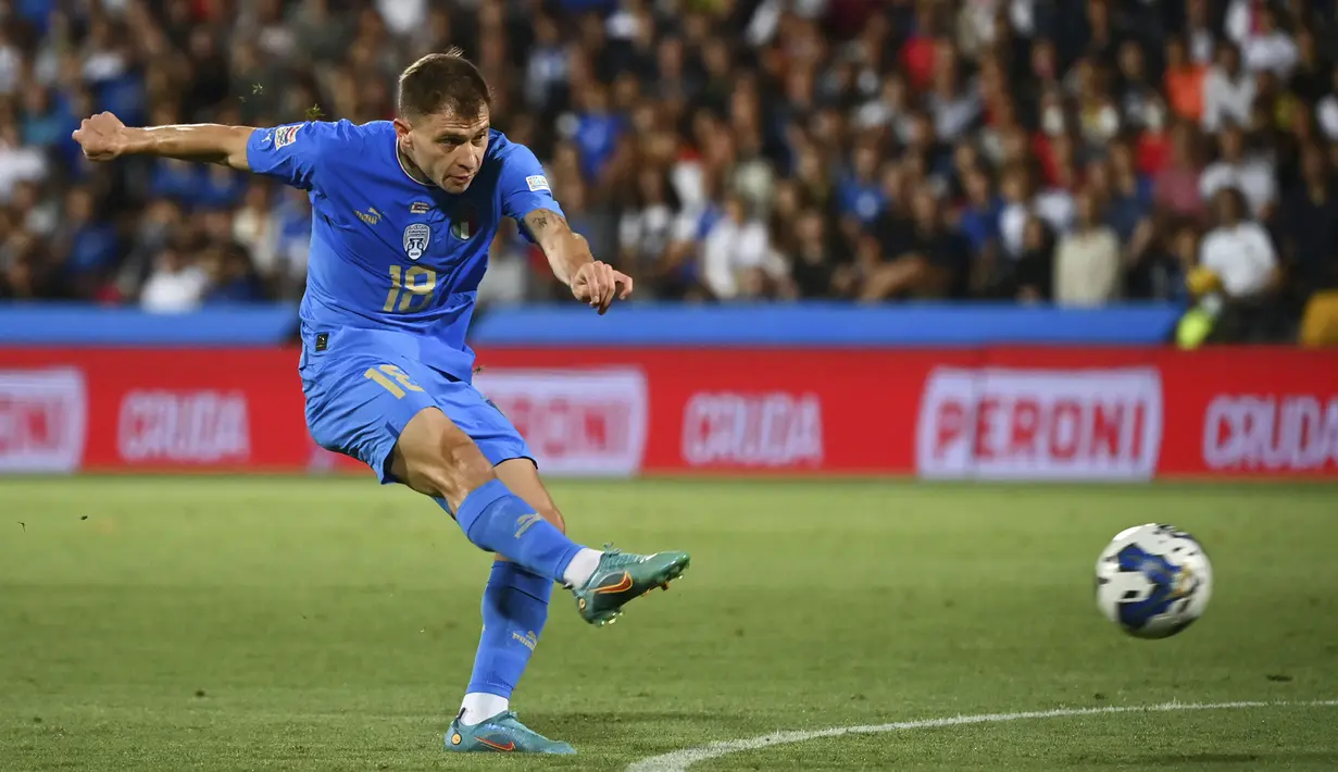 Gol pembuka Italia tercipta pada menit ke-30 lewat Nicolo Barella. Gelandang Inter Milan itu sukses melesatkan bola ke pojok gawang dan menghasilkan gol indah usai menerima umpan dari Leonardo Spinazzola. (LaPresse AP/Massiomo Paolone)