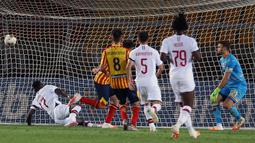 Pemain AC Milan, Rafael Leao, mencetak gol ke gawang Lecce pada laga Serie A di Stadion Via del Mare, Senin (22/6/2020). AC Milan menang 4-1 atas Lecce. (Spada/LaPresse via AP)