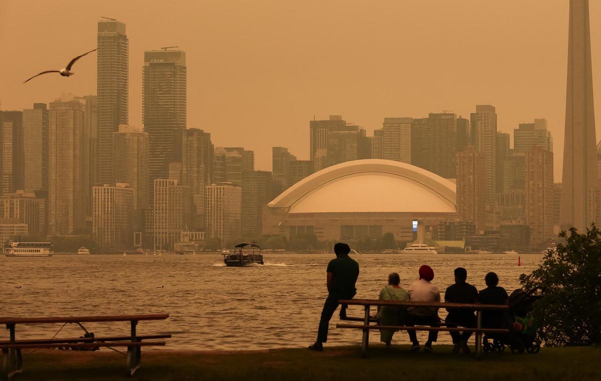 Ngerinya Langit Kota Toronto Berubah Kekuningan akibat Asap Kebakaran Hutan