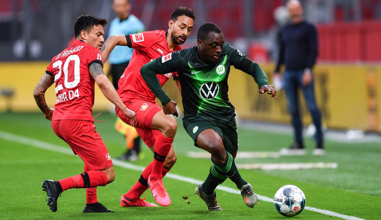 Bek Wolfsburg, Jerome Roussillon, berebut bola dengan pemain Bayer Leverkusen pada laga pekan ke-28 Bundesliga di Stadion Bay Arena, Selasa (26/5/2020) waktu setempat. Wolfsburg menang 4-1 atas Bayer Leverkusen. (AFP/Marius Becker/POOL)