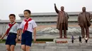 Anak-anak pulang usai memberi penghormatan di hadapan patung pemimpin Korea Utara Kim Il Sung dan Kim Jong Il dalam peringatan berakhirnya Perang Dunia II dan pembebasan dari kolonial Jepang di Pyongyang, Korut, Rabu (15/8). (AP Photo/Ng Han Guan)