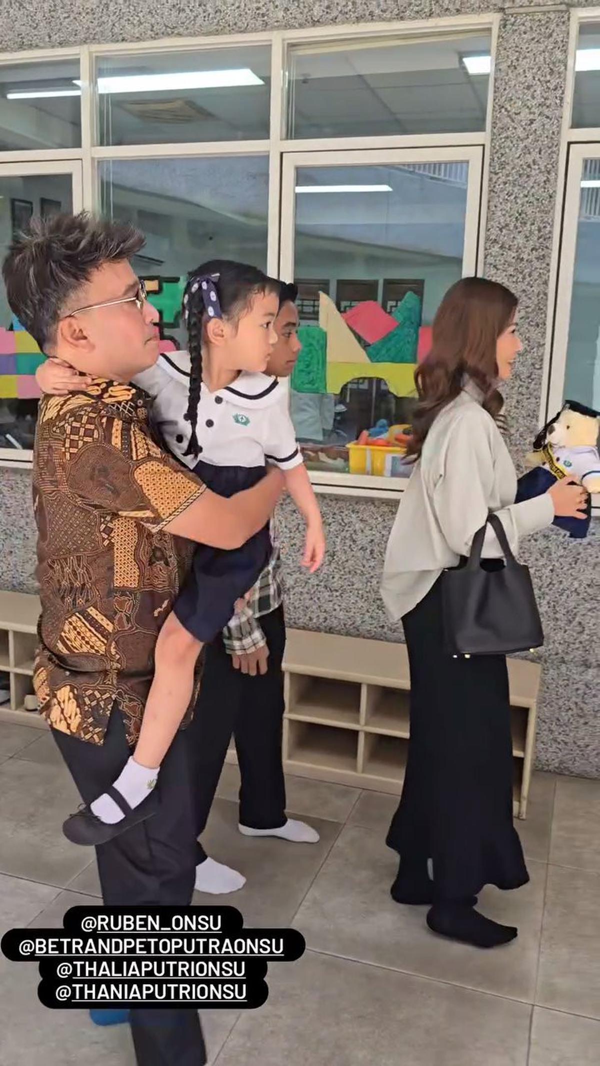 Sarwendah dan Ruben Onsu Terlihat Bersama di Kelulusan TK Anak, Foto Bareng Juga