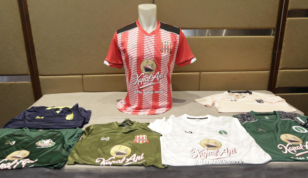 Berbagai contoh jersey saat peluncuran Warrix Indonesia di Hotel Santika, Jakarta, Kamis, (6/2/2020). Apparel asal Thailand ini resmi masuk pasar Indonesia. (Bola.com/M Iqbal Ichsan)
