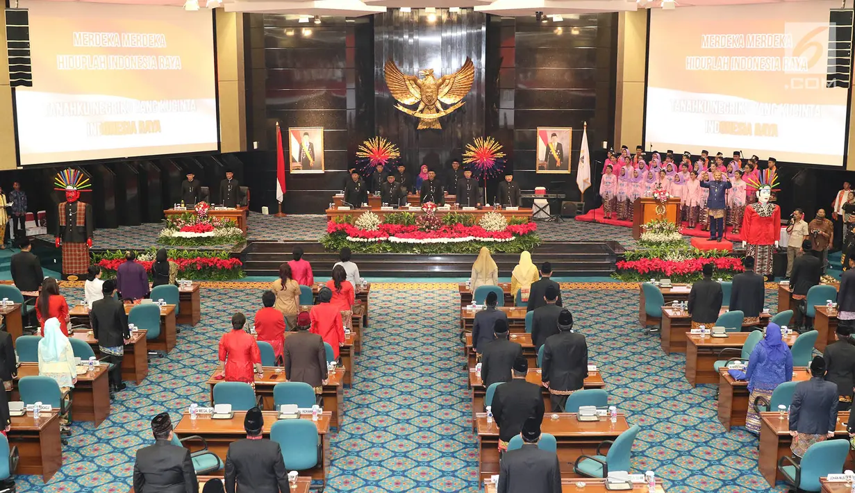 Suasana rapat istimewa antara Gubernur dan Wakil Gubernur DKI Jakarta Anies Baswedan-Sandiaga Uno dengan DPRD Provinsi DKI Jakarta, Jumat (22/6). Pada HUT ke-491, Pemprov DKI Jakarta mengangkat tema 'Adil, Maju, Bahagia'. (Liputan6.com/Immanuel Antonius)