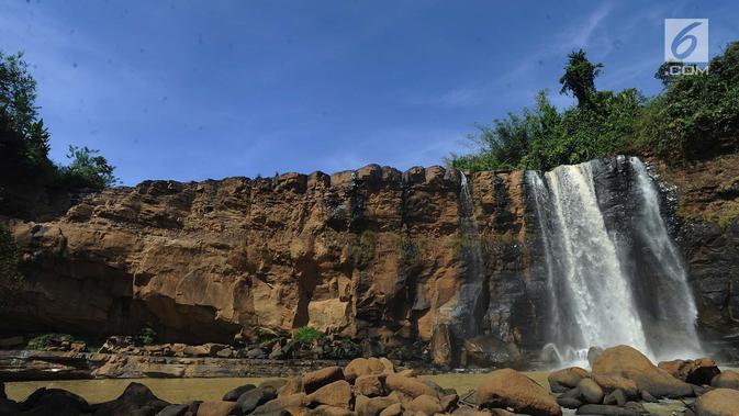 Pemandangan Curug Awang yang berada di desa Taman Jaya, Ciletuh, Sukabumi, Jawa Barat  (24/6). Curug Awang ini merupkan ikon dari Geopark Ciletuh karena bentuknya mirip dengan air terjun Niagara. (Merdeka.com/Arie Basuki)