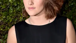 Ekspresi Kristen Stewart saat menghadiri the inaugural Image Maker Awards yang diselengarakan oleh Marie Claire di Chateau Marmont, Los Angeles (12/1). Pemeran Bella Swan dalam film Twilight ini terlihat seksi dengan rok mini bling-bling. (AFP/Kaya Polk)