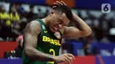 Pemain timnas basket Brasil, Yago Santos menahan sakit saat laga melawan Pantai Gading pada penyisihan Grup G FIBA World Cup 2023 di Indonesia Arena, Gelora Bung Karno, Jakarta, Rabu (30/8/2023). (Liputan6.com/Helmi Fithriansyah)