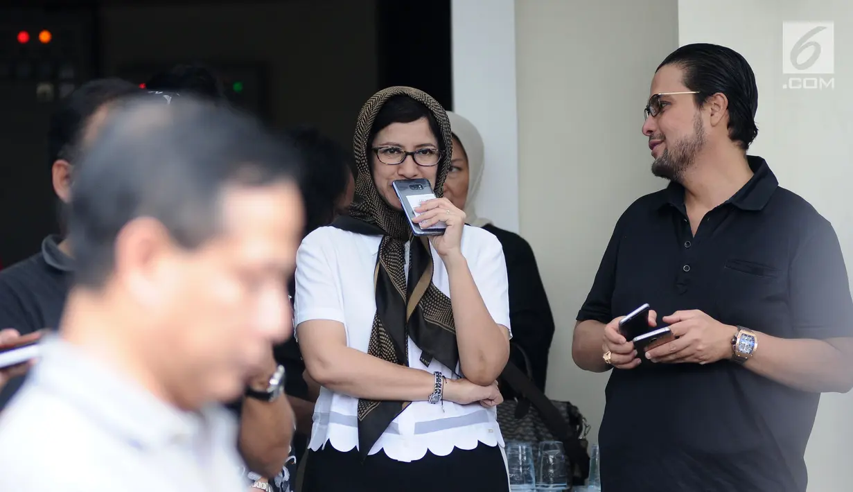 Aktris yang juga politisi Partai Golkar, Nurul Arifin di depan rumah duka RMH Heroe Siswanto NS atau dikenal Sys NS, Jakarta, Selasa (23/1). Sys NS wafat diusia 61 tahun akibat serangan jantung. (Liputan6.com/Helmi Fithriansyah)