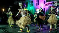 Masyarakat Papua menari menghibur penonton dalam acara Papua Adalah Kita di halaman Taman Museum Fatahillah, Kota Tua Jakarta Barat, Jumat (6/9/2019). Pentas diisi dengan Tari Yospan Papua, pembacaan puisi, lagu untuk perdamaian untuk Papua dan doa bersama lintas agama. (Liputan6.com/Johan Tallo)