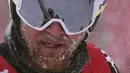 Salju menutupi wajah Samu Torsti, dari Finlandia, saat menyelesaikan lari pertama slalom raksasa putra di Olimpiade Musim Dingin 2022, pada 13 Februari 2022, di distrik Yanqing, Beijing. (AP Photo/Luca Bruno)