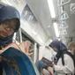Masyarakat pengguna MRT tengah membaca buku yang disediakan disetiap stasiun MRT di Jakarta, Minggu (8/9/2019). Pemprov DKI Jakarta meluncurkan ruang baca buku disetiap stasiun MRT untuk menumbuhkan minat baca masyarakat. (Liputan6.com/Angga Yuniar)