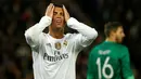 Ekspresi kekecewaan Cristiano Ronaldo setelah gagal memanfaatkan peluang di depan gawang PSG di lanjutan Grup A Liga Champions di Stadion Parc des Princes, Paris, Prancis, Kamis (22/10/2015) dini hari WIB. (EPA/Yoan Valat)