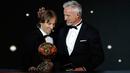 Gelandang Real Madrid, Luka Modric berpose dengan David Ginola setelah memenangkan penghargaan Ballon d'Or 2018 pada malam penganugerahan di Paris, Senin (3/12). Modric menjadi pemain pertama Kroasia yang meraih gelar prestisius ini. (AP/Christophe Ena)